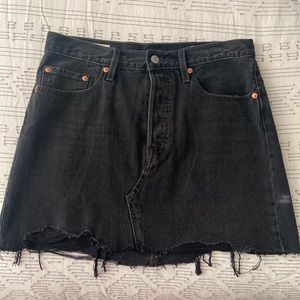 Levi’s black denim skirt